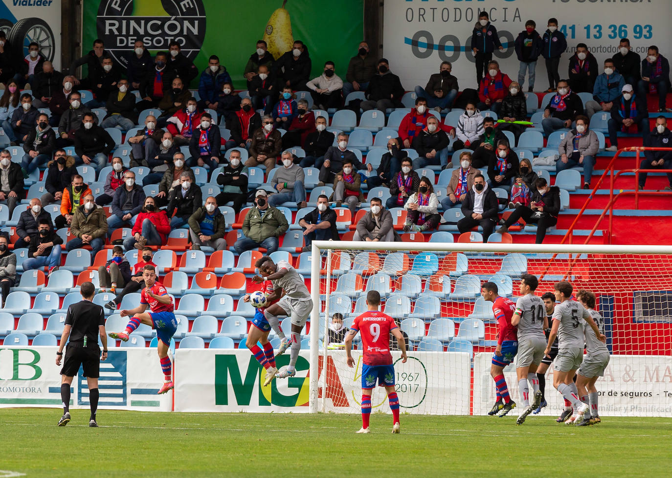 Fotos: Importantísima victoria del Calahorra ante el Athletic B