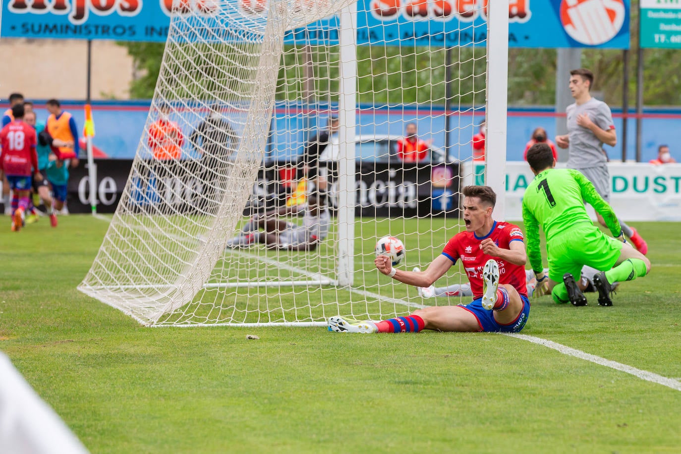 Fotos: Importantísima victoria del Calahorra ante el Athletic B