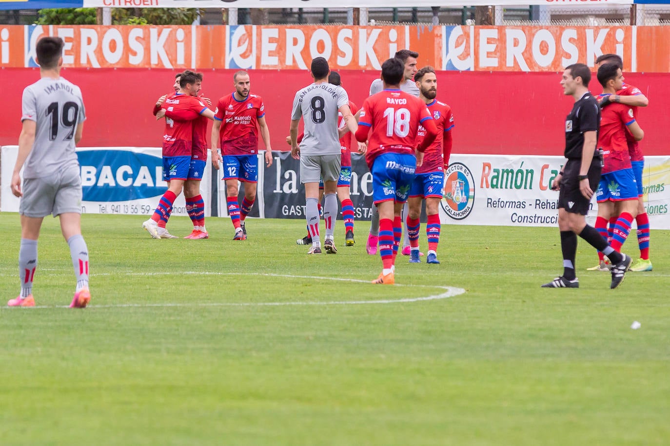 Fotos: Importantísima victoria del Calahorra ante el Athletic B