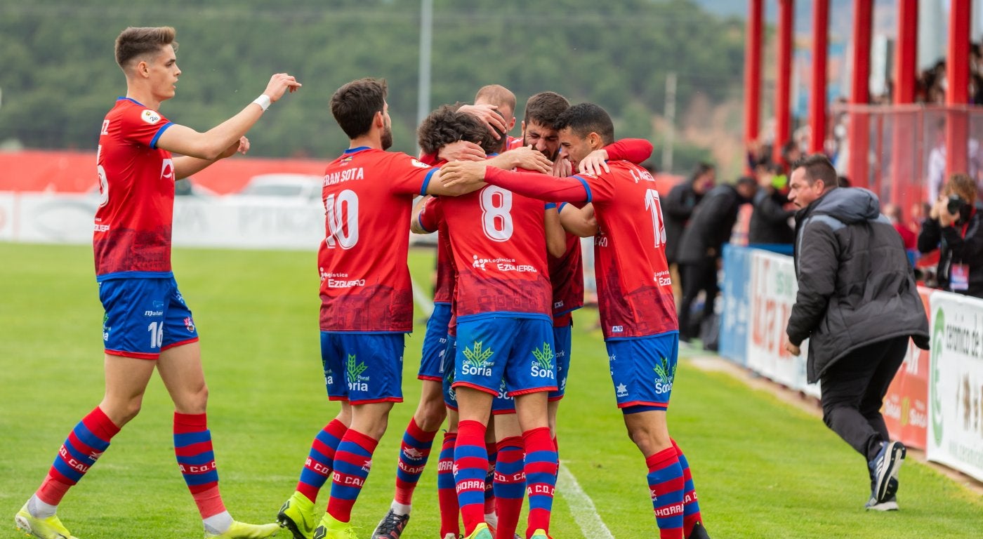 Los jugadores rojillos celebran el primer tanto logrado ante el Athletic B. 