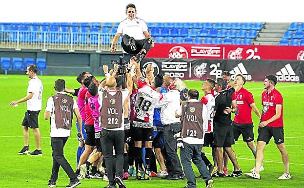 18 de julio de 2020. Los jugadores de la UD Logroñés mantean a Sergio Rodríguez tras lograr el ascenso a Segunda División.
