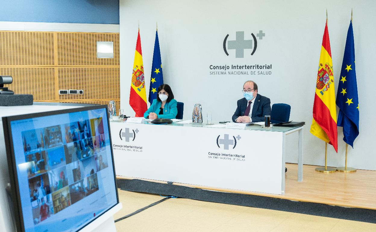 Los ministros Darias e Iceta, durante la reunión de este miércoles del Consejo Interterritorial. 