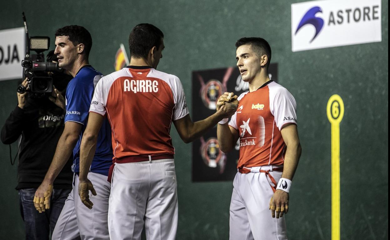 Salaverri saluda a Agirre al término del un partido en el Adarraga. 