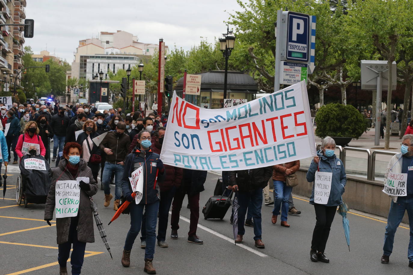 Fotos: Manifestación contra los megaparques eólicos, organizada por la Plataforma por el Desarrollo Sostenible del Alto Cidacos en Logroño