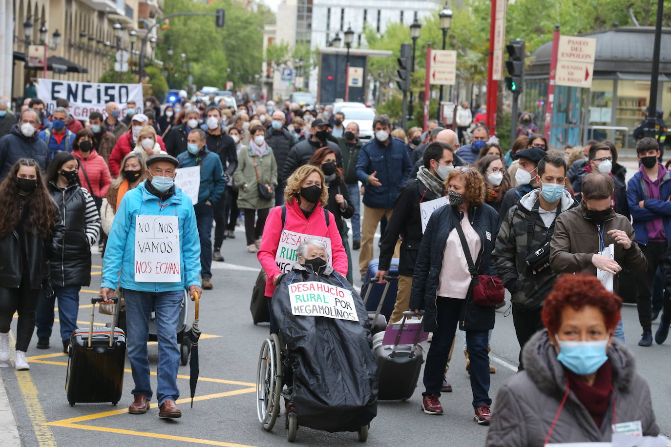 Fotos: Manifestación contra los megaparques eólicos, organizada por la Plataforma por el Desarrollo Sostenible del Alto Cidacos en Logroño