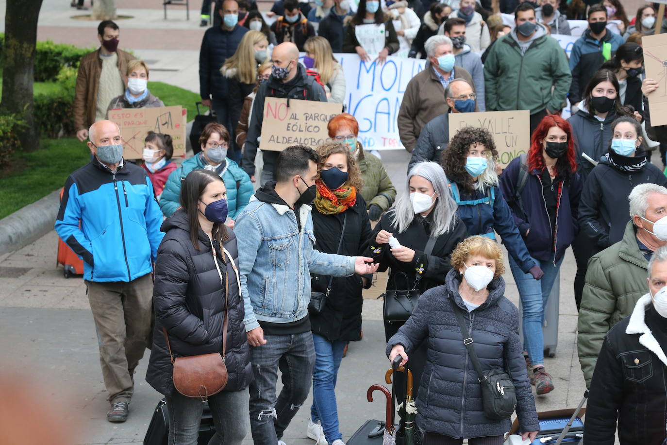 Fotos: Manifestación contra los megaparques eólicos, organizada por la Plataforma por el Desarrollo Sostenible del Alto Cidacos en Logroño