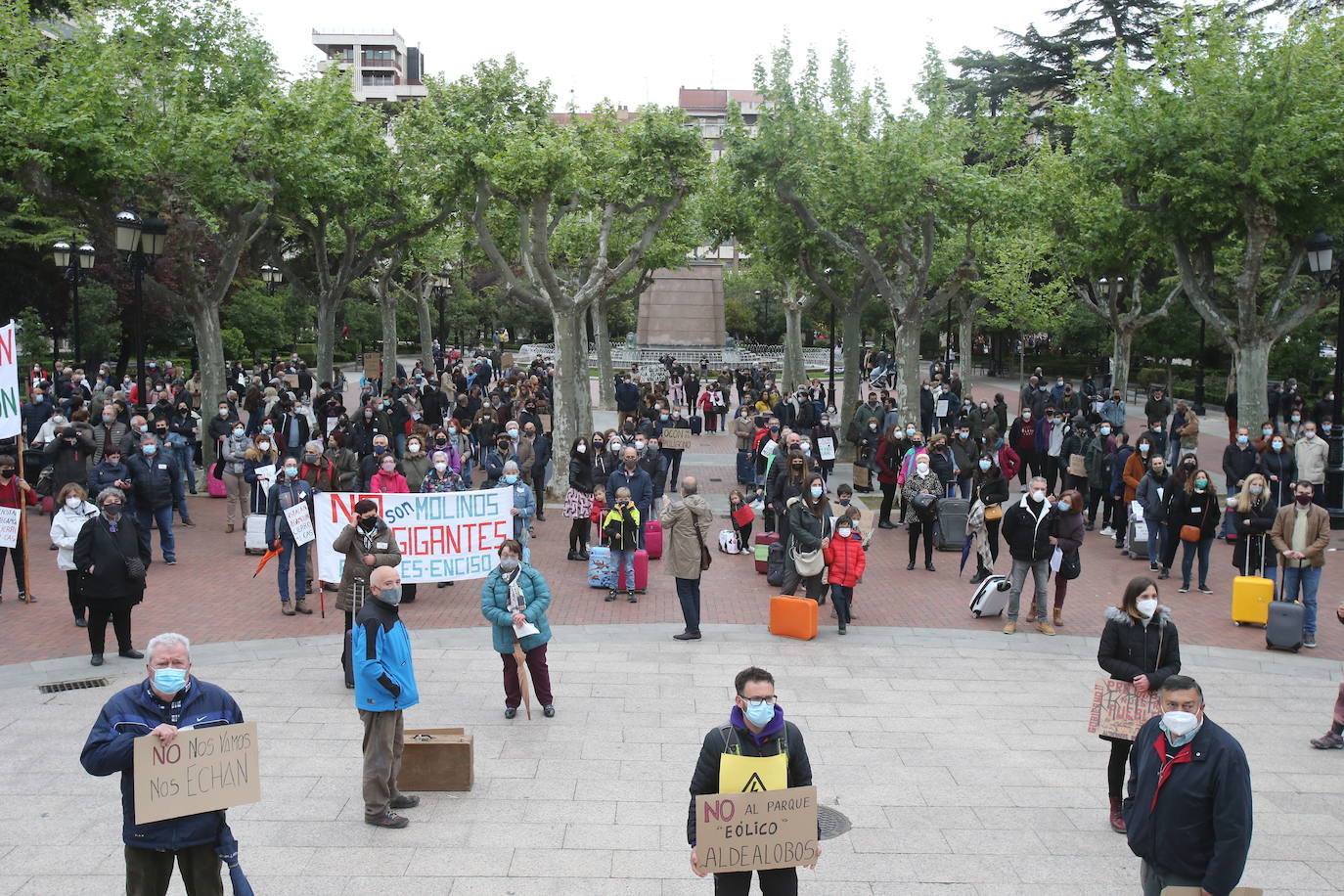 Fotos: Manifestación contra los megaparques eólicos, organizada por la Plataforma por el Desarrollo Sostenible del Alto Cidacos en Logroño