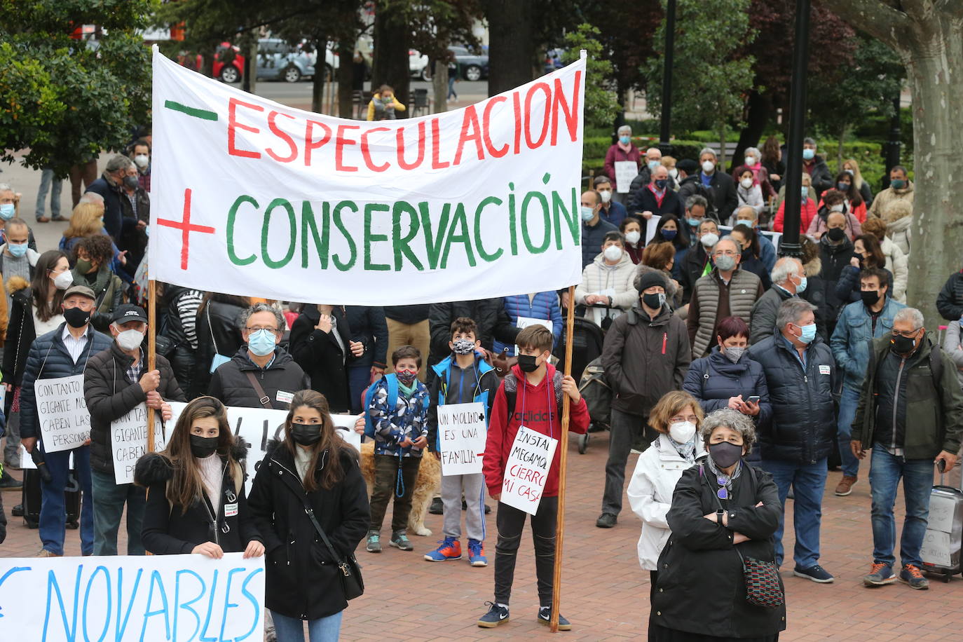 Fotos: Manifestación contra los megaparques eólicos, organizada por la Plataforma por el Desarrollo Sostenible del Alto Cidacos en Logroño