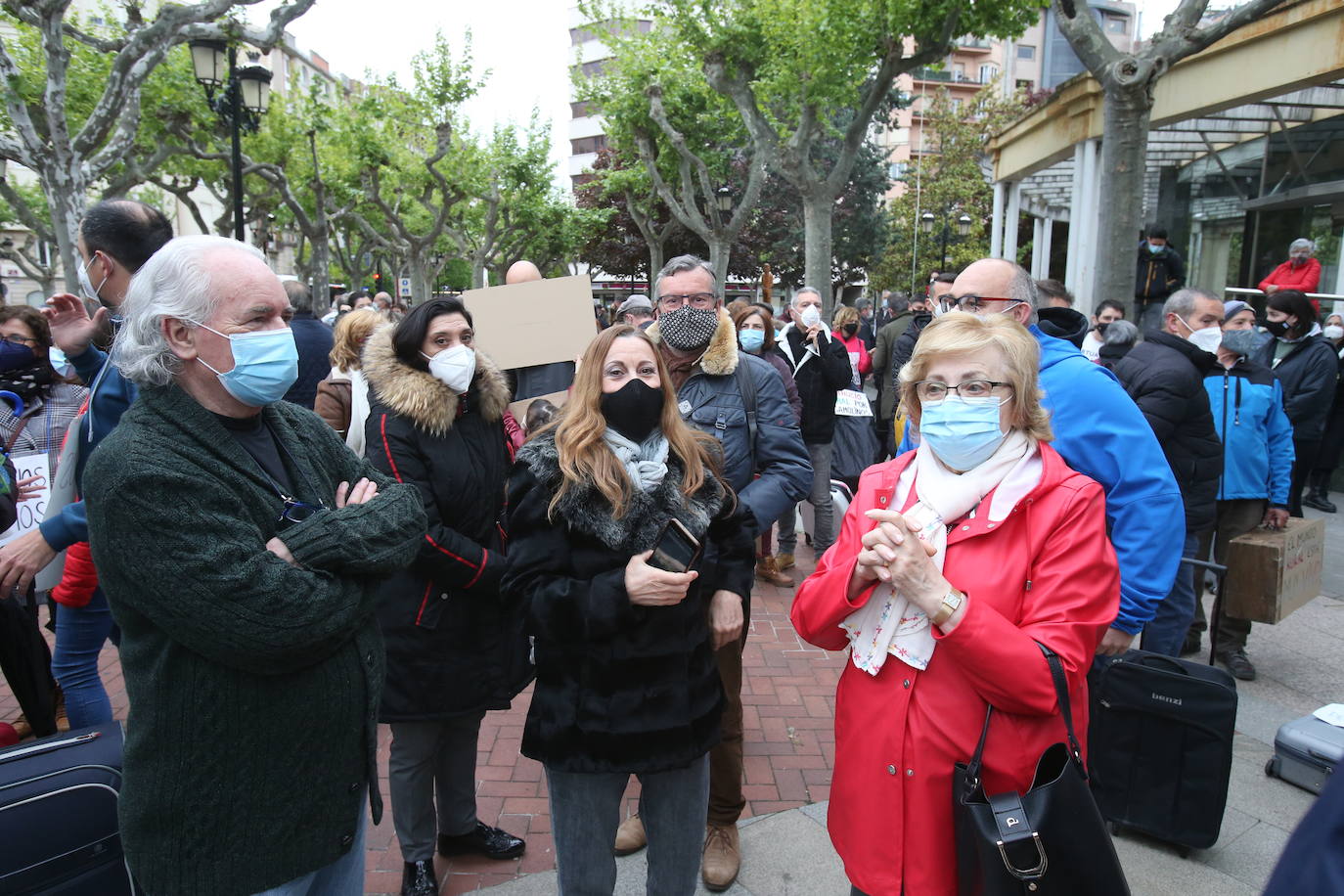 Fotos: Manifestación contra los megaparques eólicos, organizada por la Plataforma por el Desarrollo Sostenible del Alto Cidacos en Logroño