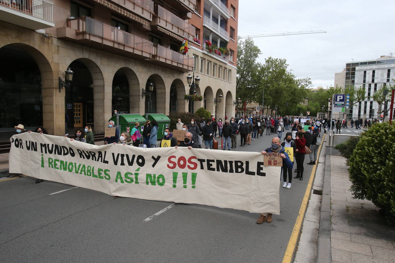 Fotos: Manifestación contra los megaparques eólicos, organizada por la Plataforma por el Desarrollo Sostenible del Alto Cidacos en Logroño