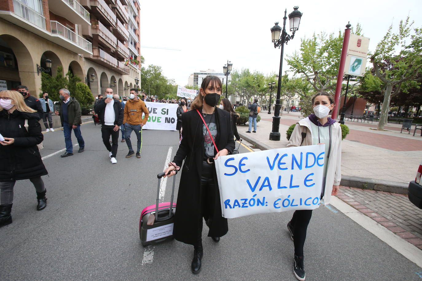 Fotos: Manifestación contra los megaparques eólicos, organizada por la Plataforma por el Desarrollo Sostenible del Alto Cidacos en Logroño