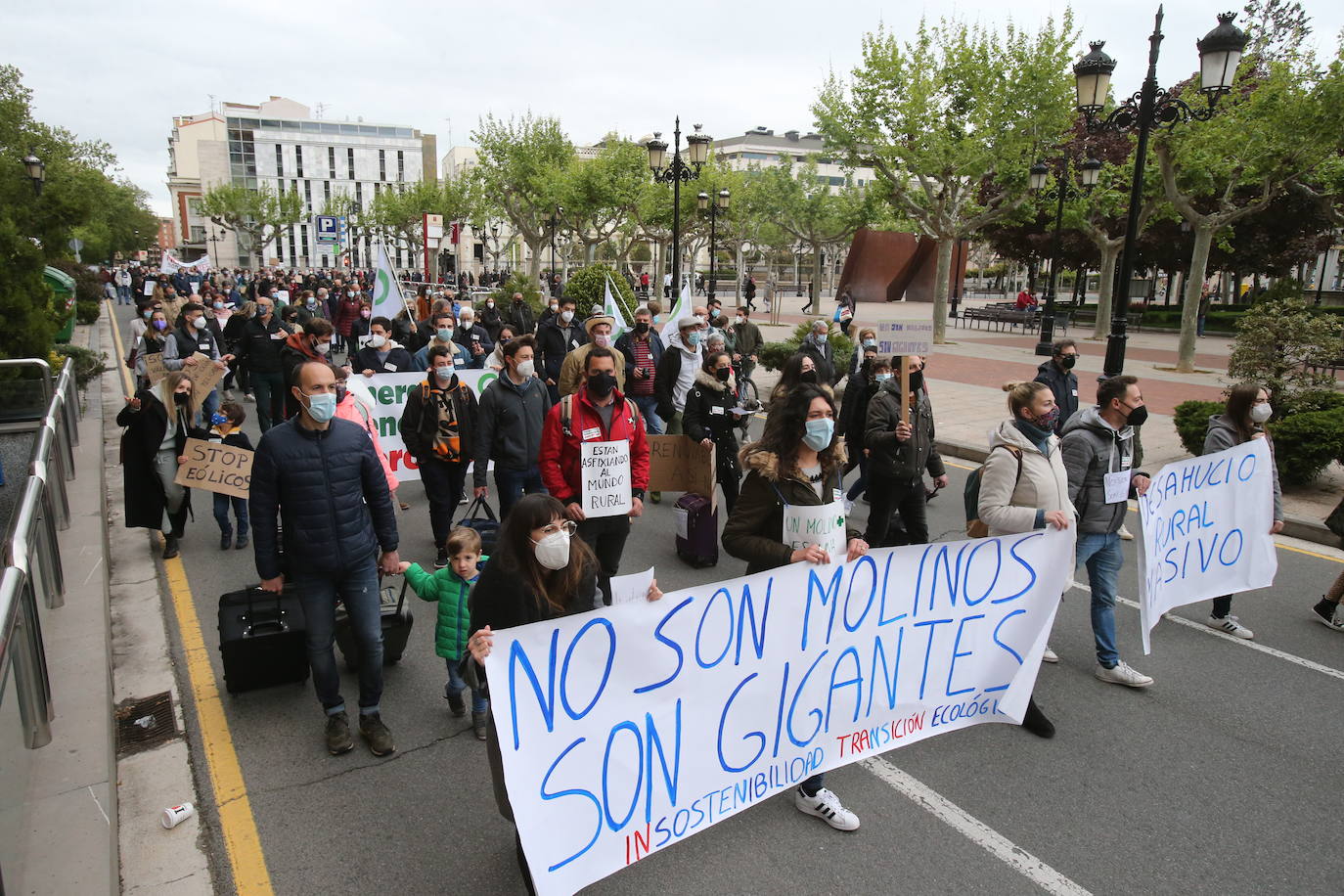 Fotos: Manifestación contra los megaparques eólicos, organizada por la Plataforma por el Desarrollo Sostenible del Alto Cidacos en Logroño