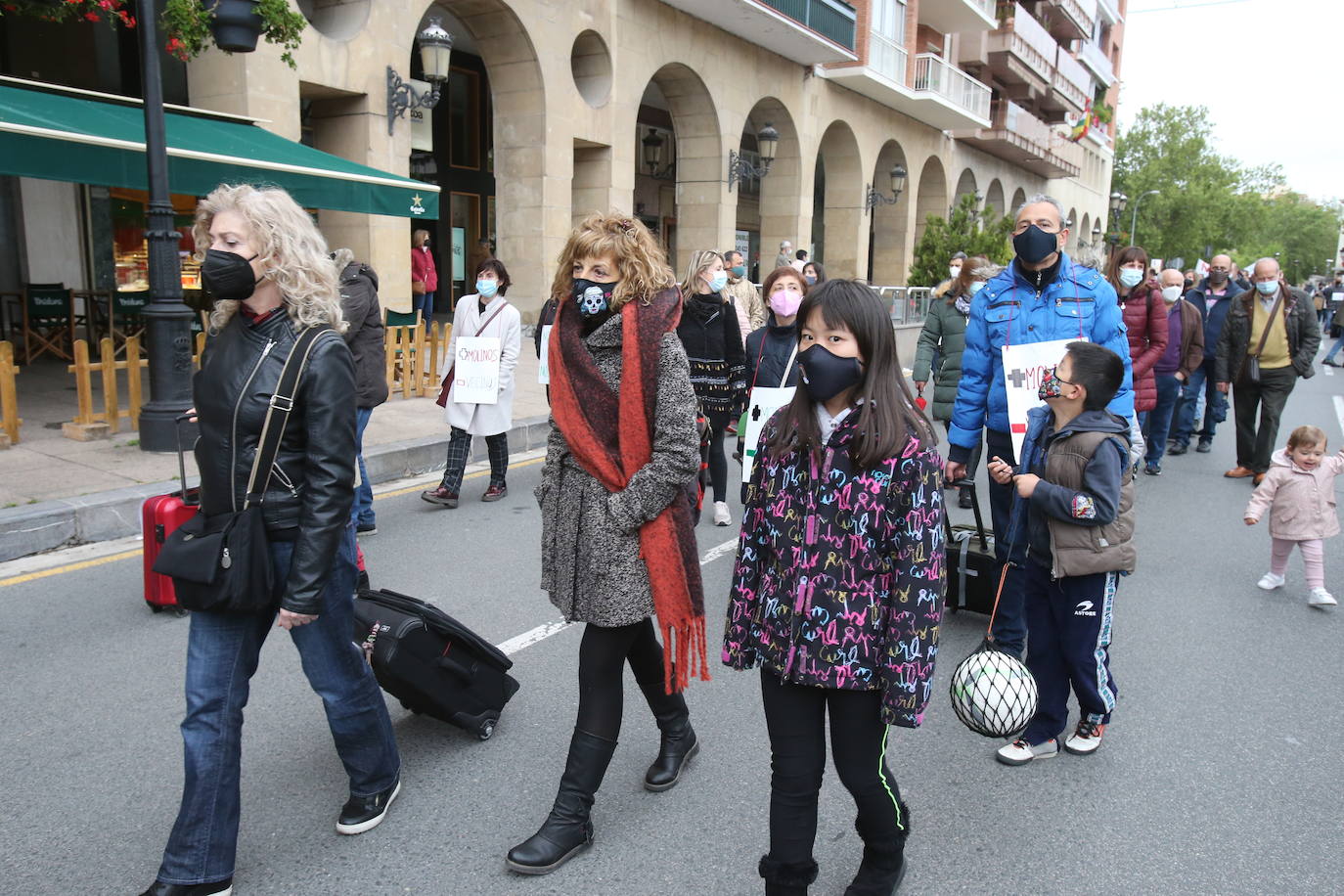 Fotos: Manifestación contra los megaparques eólicos, organizada por la Plataforma por el Desarrollo Sostenible del Alto Cidacos en Logroño