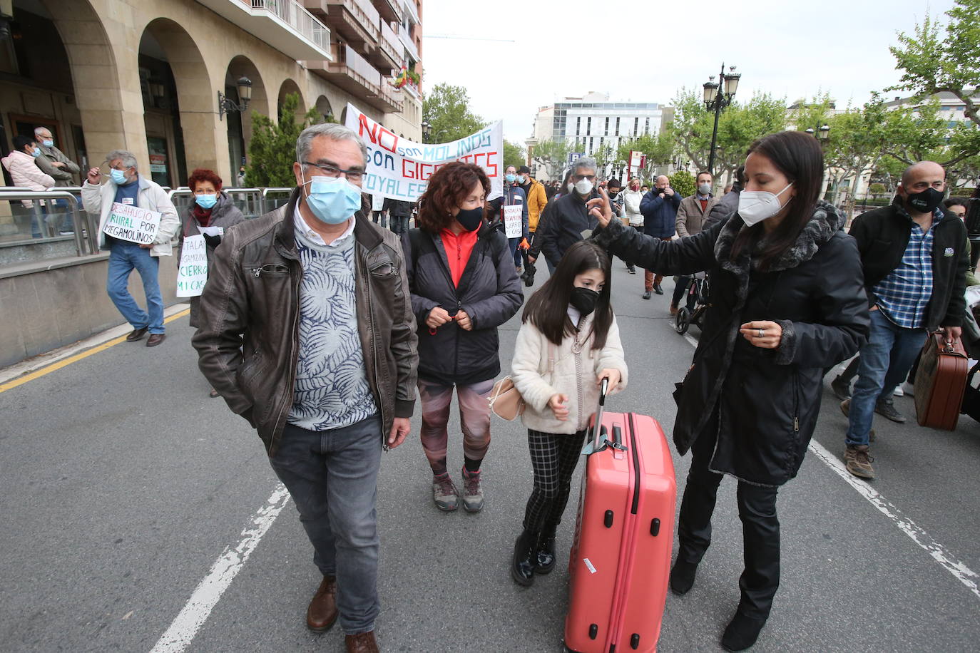 Fotos: Manifestación contra los megaparques eólicos, organizada por la Plataforma por el Desarrollo Sostenible del Alto Cidacos en Logroño