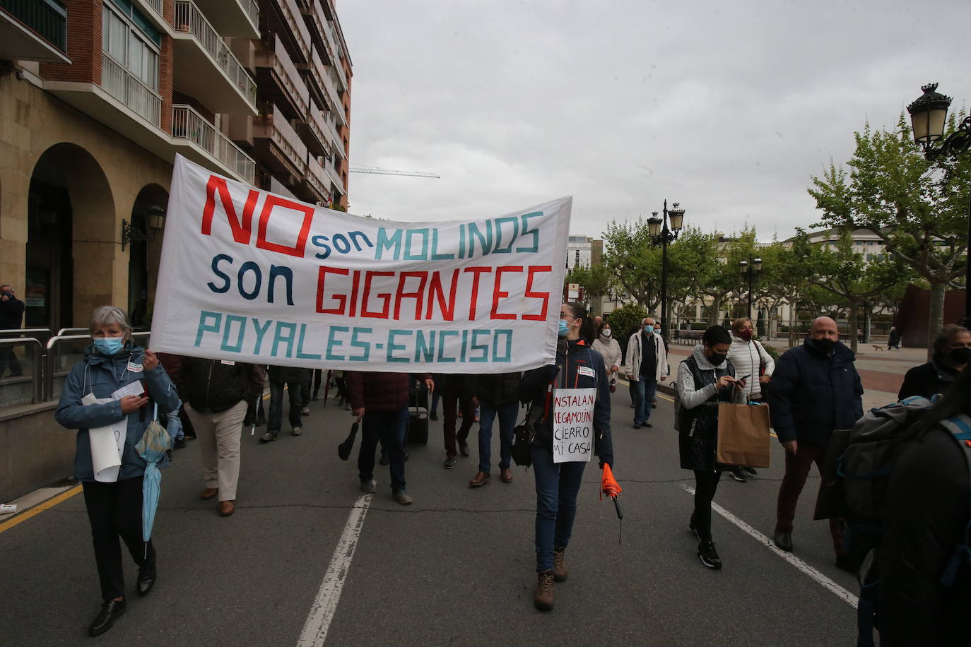 Fotos: Manifestación contra los megaparques eólicos, organizada por la Plataforma por el Desarrollo Sostenible del Alto Cidacos en Logroño