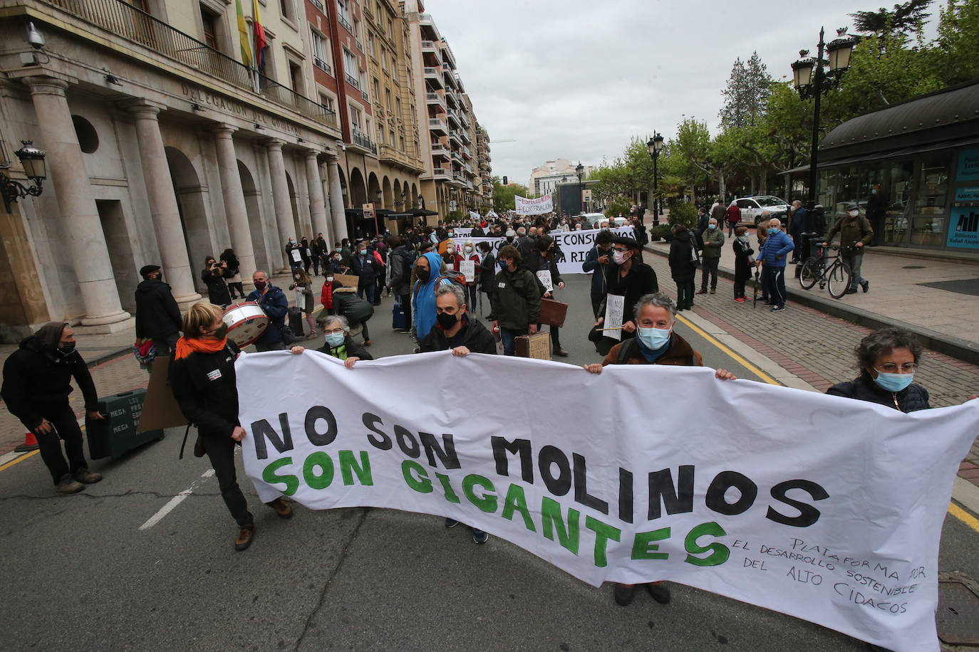 Fotos: Manifestación contra los megaparques eólicos, organizada por la Plataforma por el Desarrollo Sostenible del Alto Cidacos en Logroño