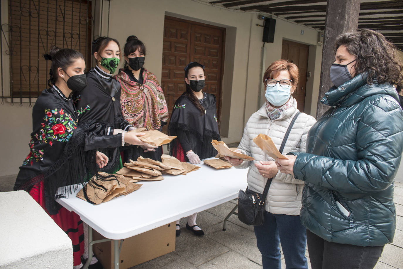 La Cofradía reparte el 'Pan del Santo' en la plaza de la Alameda. 