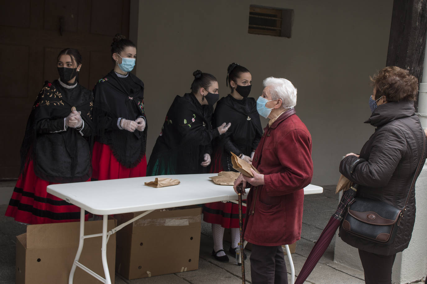 La Cofradía reparte el 'Pan del Santo' en la plaza de la Alameda. 