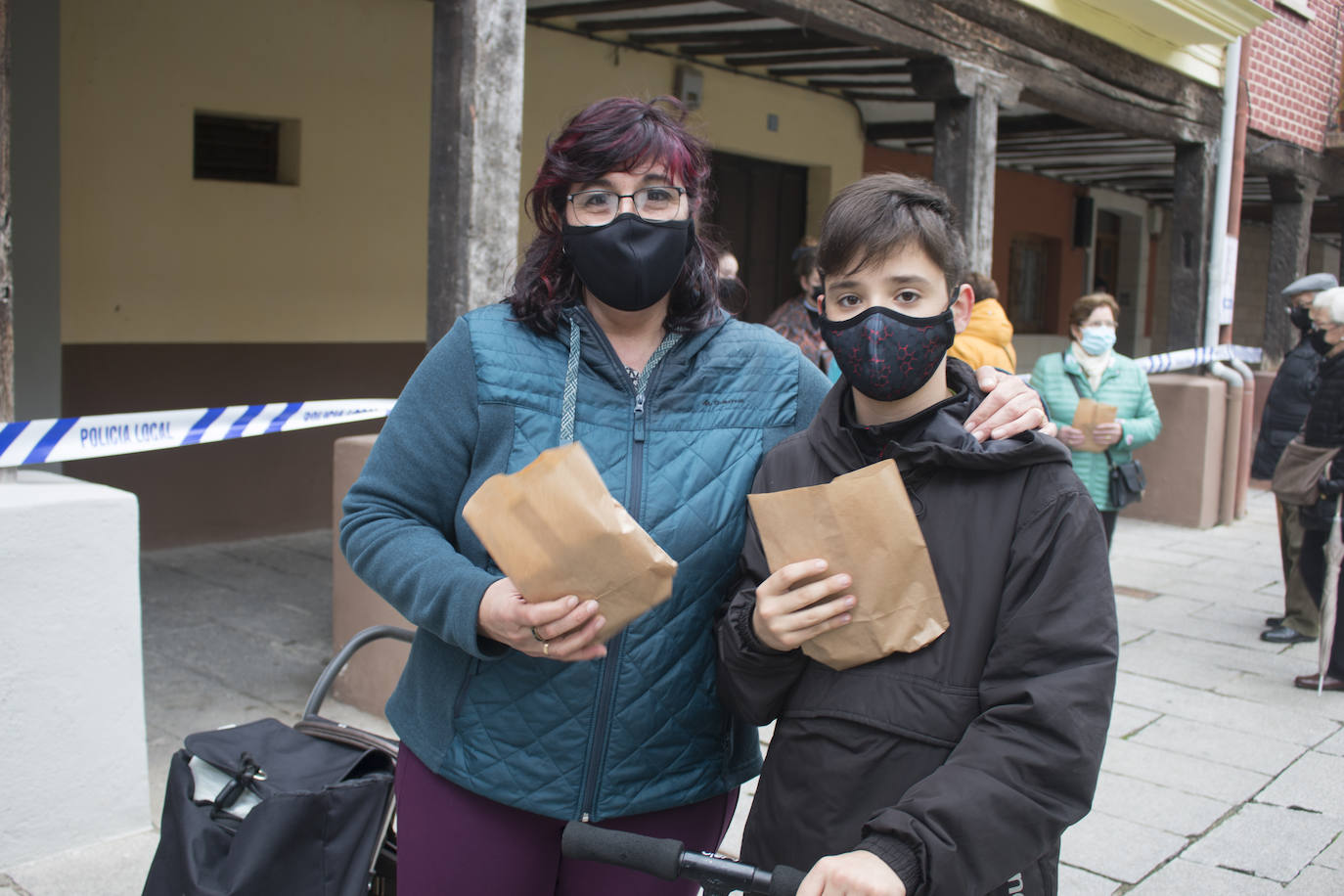 La Cofradía reparte el 'Pan del Santo' en la plaza de la Alameda. 