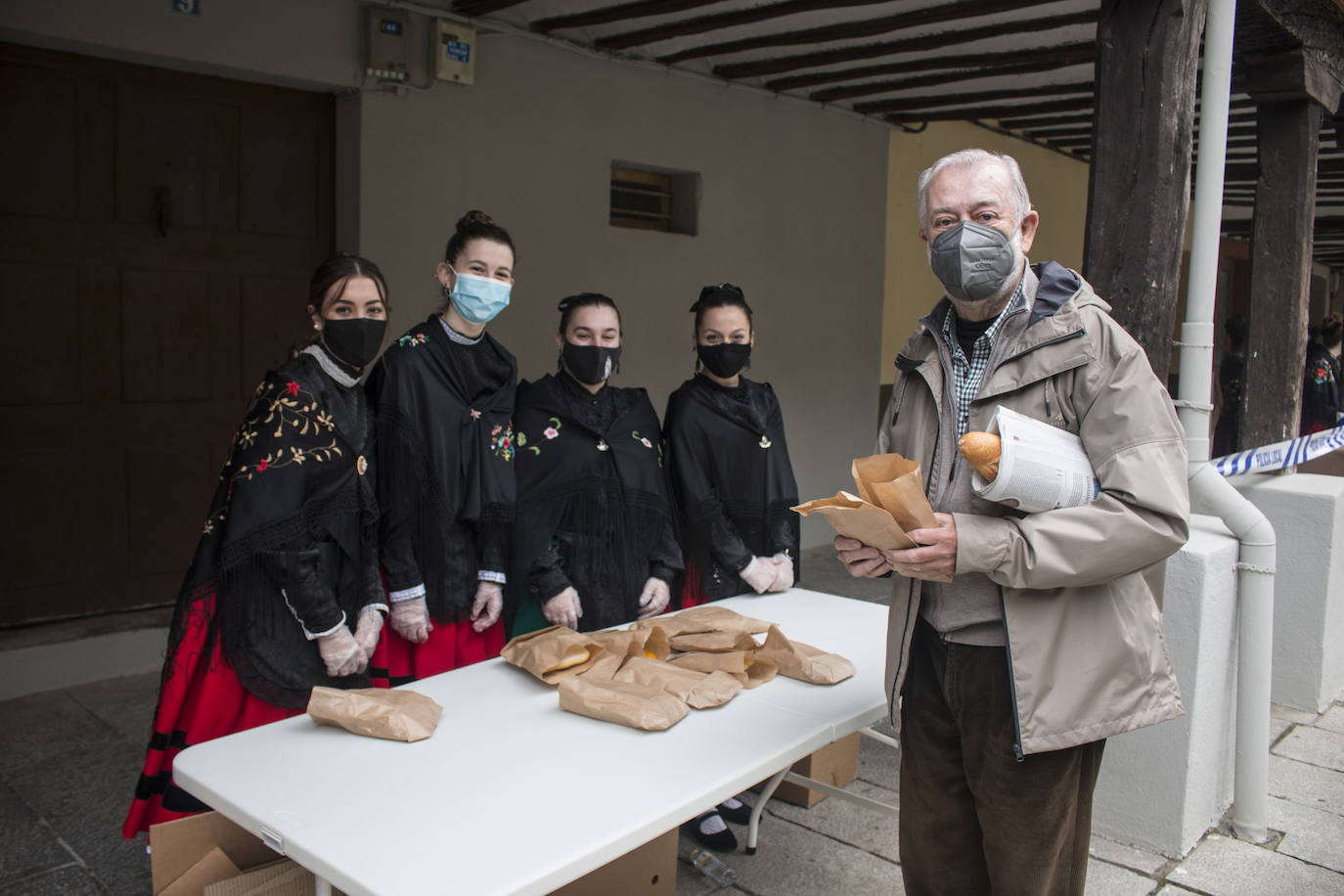 La Cofradía reparte el 'Pan del Santo' en la plaza de la Alameda. 