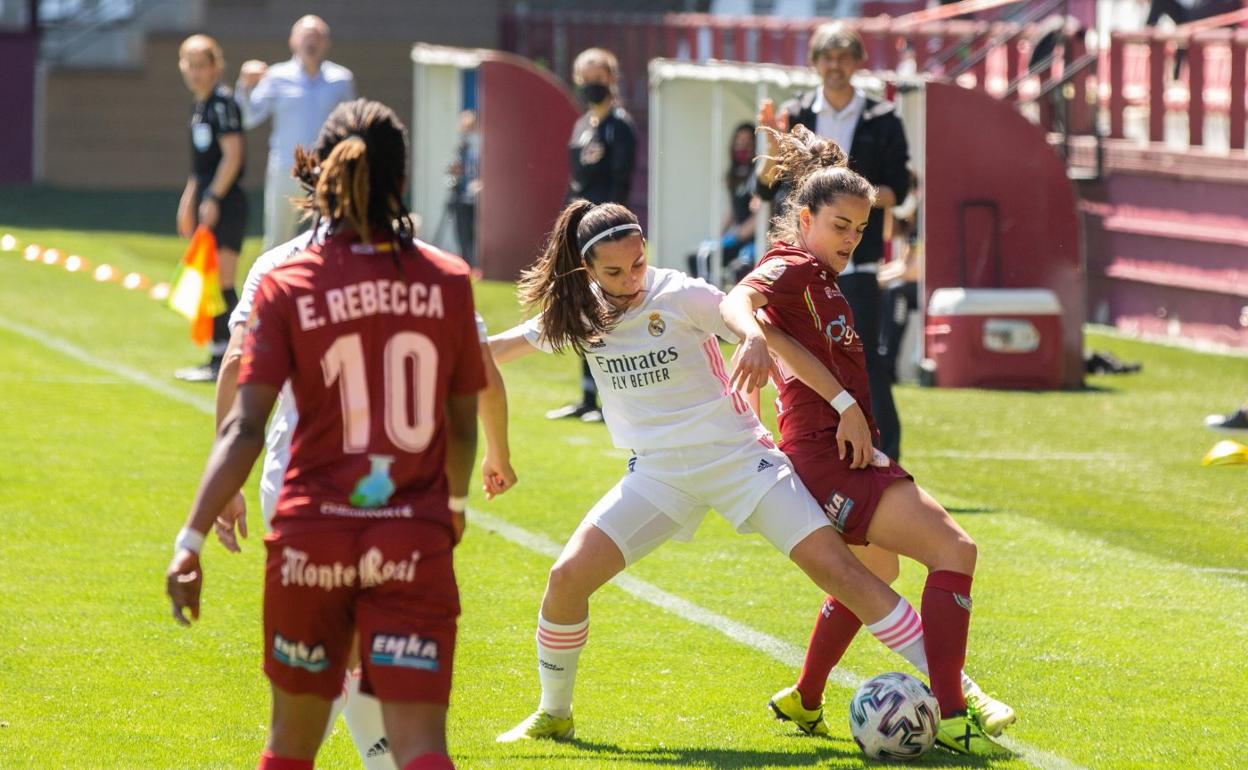 Anita, en la pugna por el esférico, con una jugadora del Real Madrid sobre el césped de Las Gaunas. 