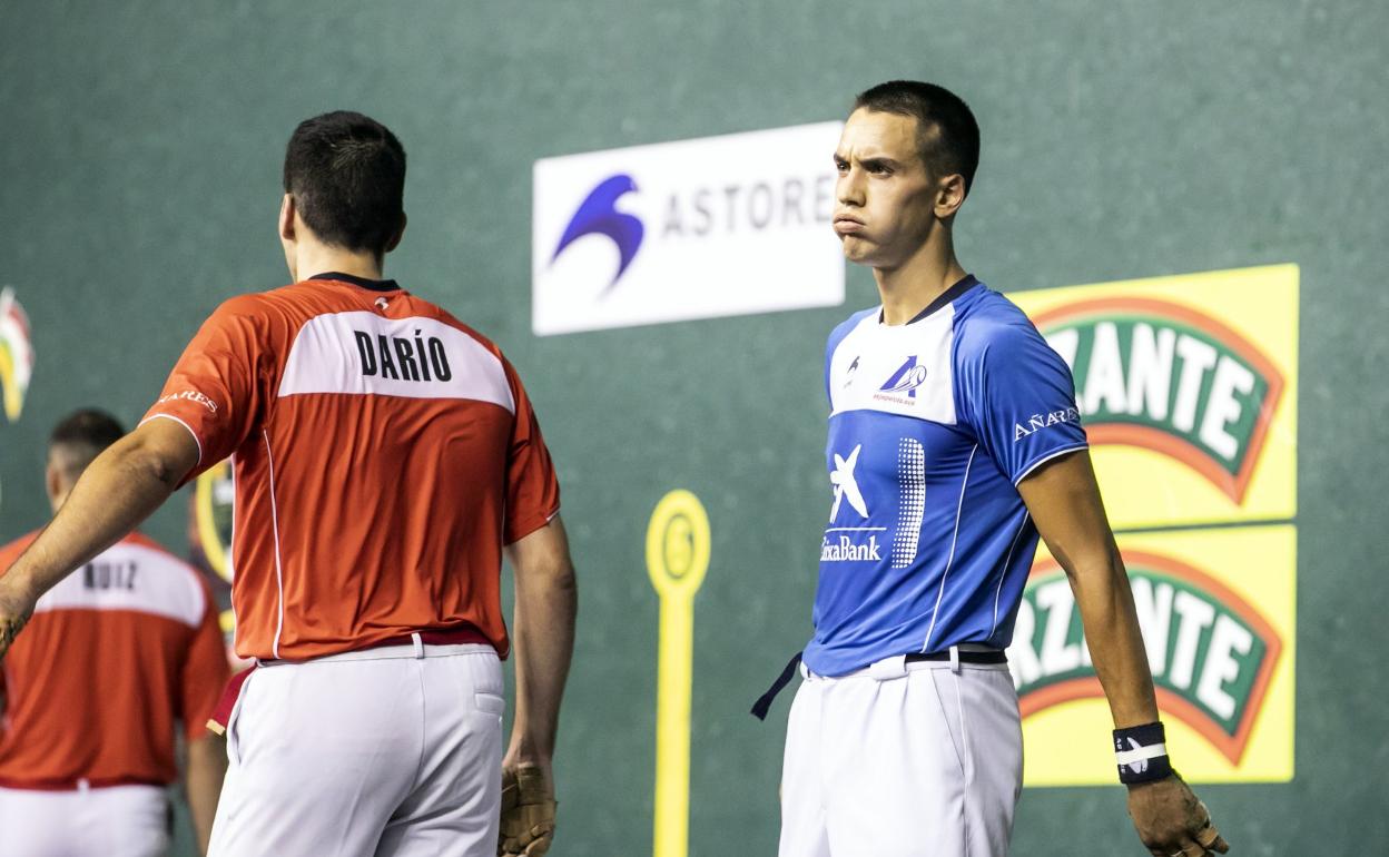 Javier Zabala se lamenta por un error cometido. 