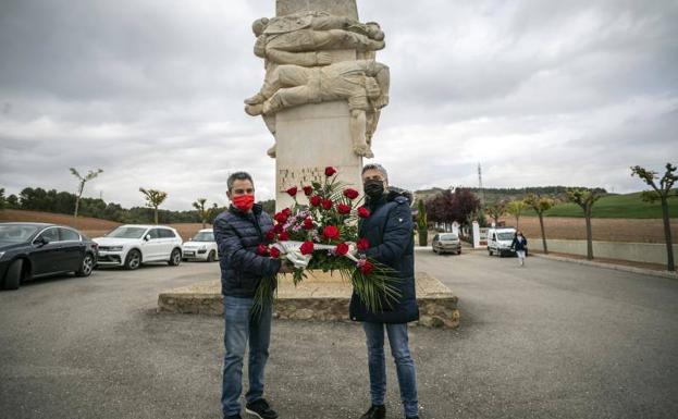 Jesús Izquierdo (UGT) y Francisco ocón (PSOE), junto al monumento a las víctimas . 