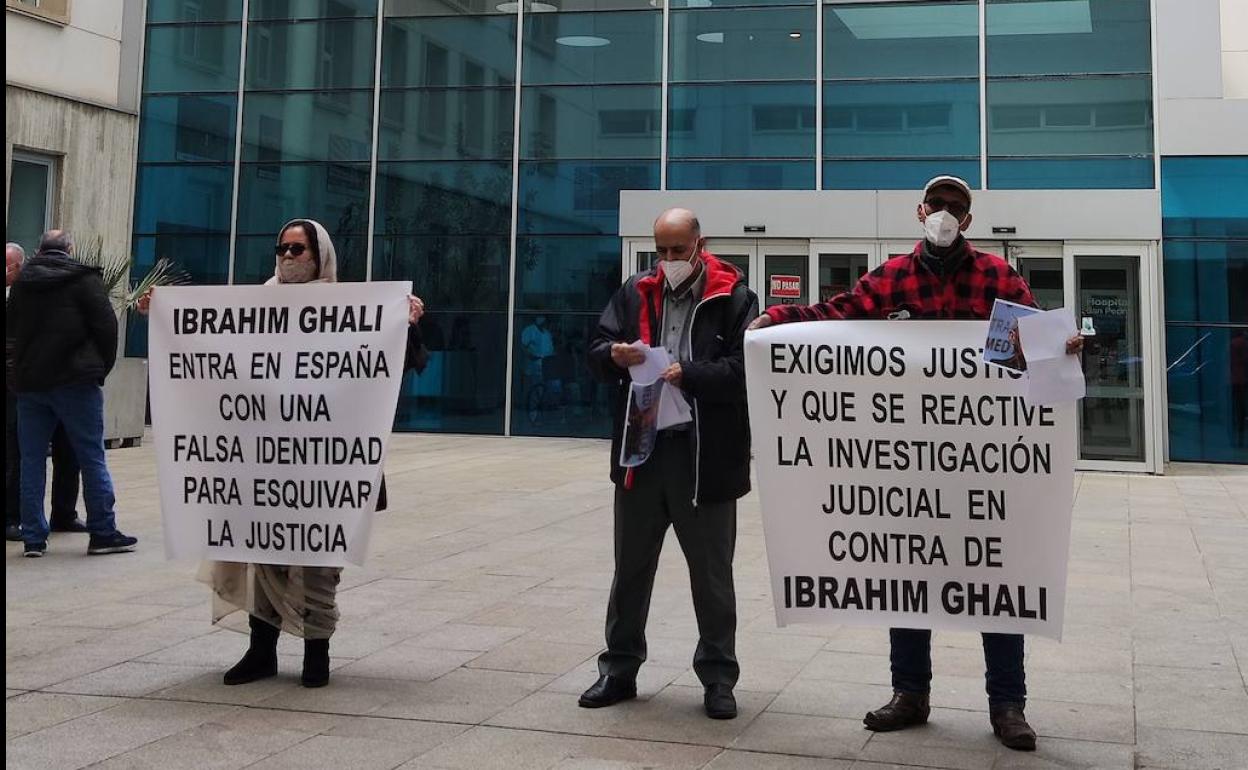 Lemadla Salem, Mohammed Trazim y Bachir Abdi, este sábado a la entrada del hospital San Pedro. 