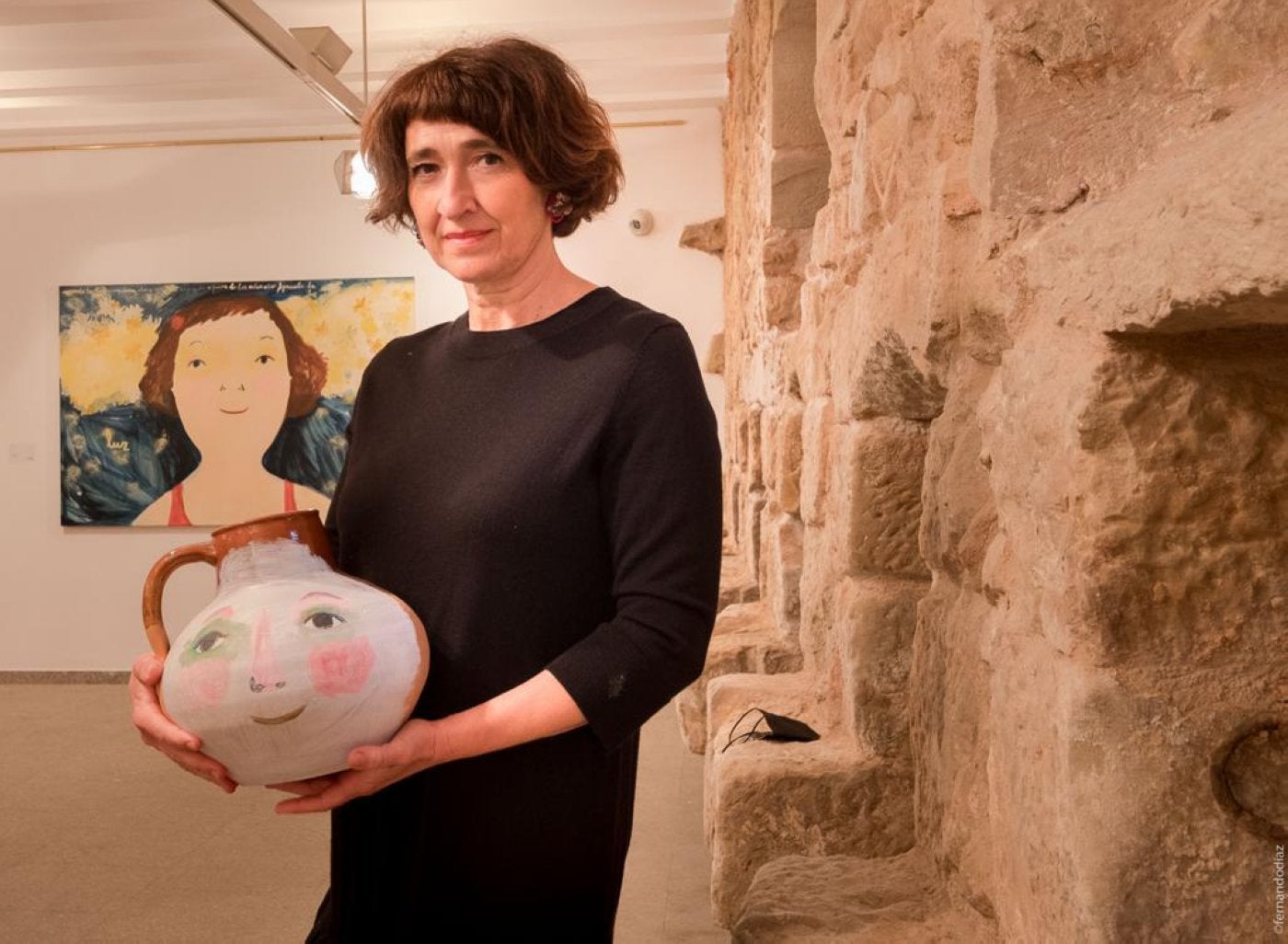 La artista Eva Armisén posa con sus piezas de la exposición 'Vida' en Navarrete. 