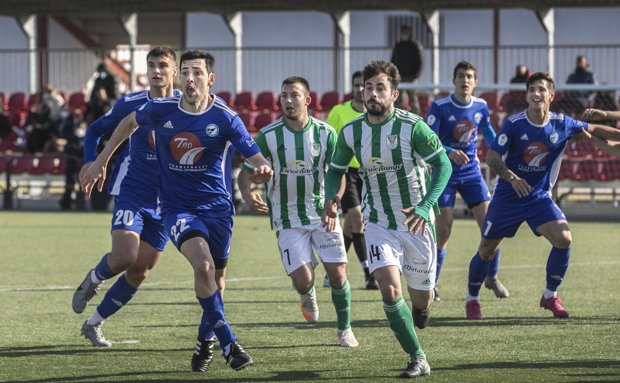 Jugadores del Comillas y el Pradejón, esperando un saque de esquina. 