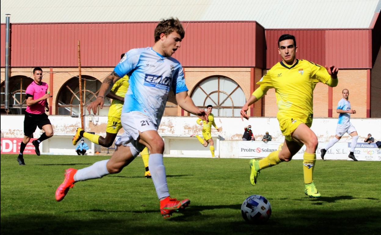 Eiande Argandoña, del Arnedo, avanza con el balón. 