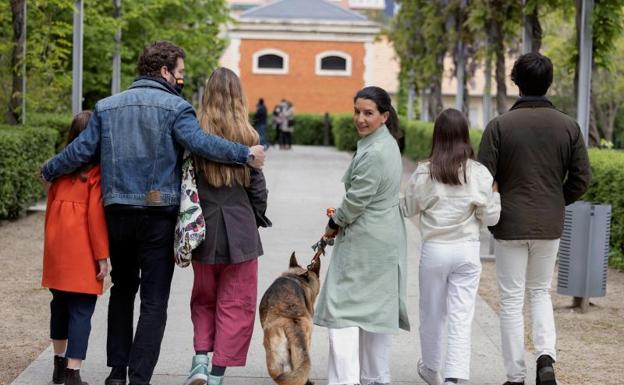 Rocío Monasterio, la candidata de Vox para las elecciones autonómicas del 4 de mayo en la Comunidad de Madrid, pasea junto a su familia y su perra durante la jornada de reflexión 