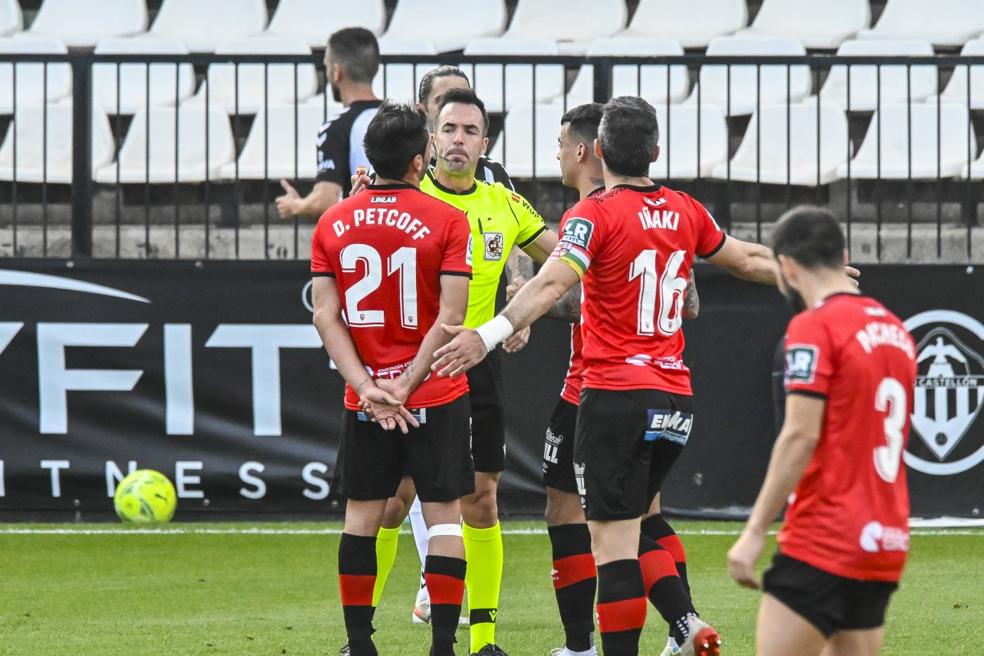 Galvez Rascón conversa con Petcoff, Mesa e Iñaki tras una jugada del partido del pasado domingo. 