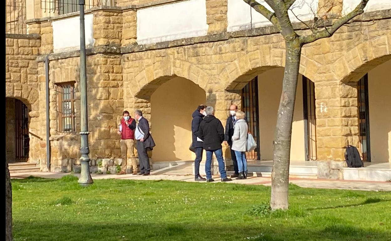 Los investigados, el día que acudieron a declarar al juzgado de Haro. 