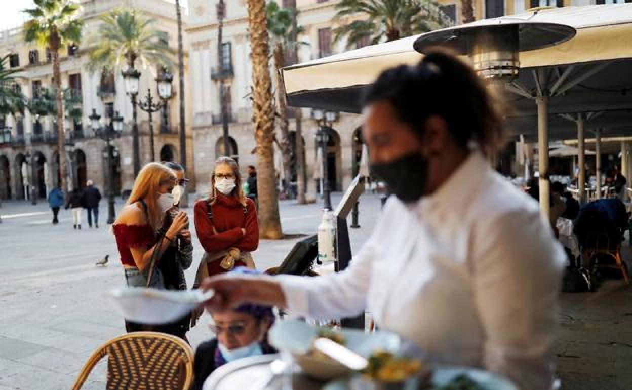 Una camarera, en una terraza de Barcelona. 