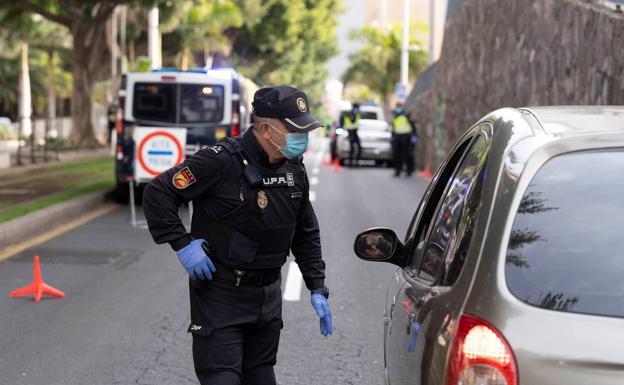 Un policía nacional, en un control. 