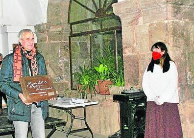 Imagen secundaria 1 - El público siguió el acto con interés. Abajo, Amadeo Marín, ganador del certamen 'mariadelao' y una actuación. 