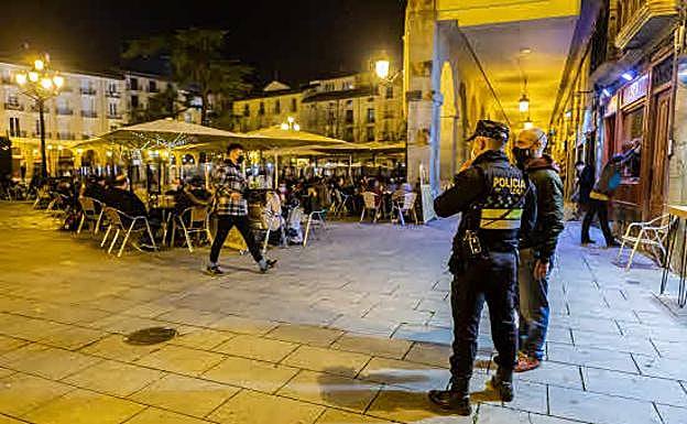 La Policía controla los aforos en hostelería en la plaza del Mercado de Logroño. 