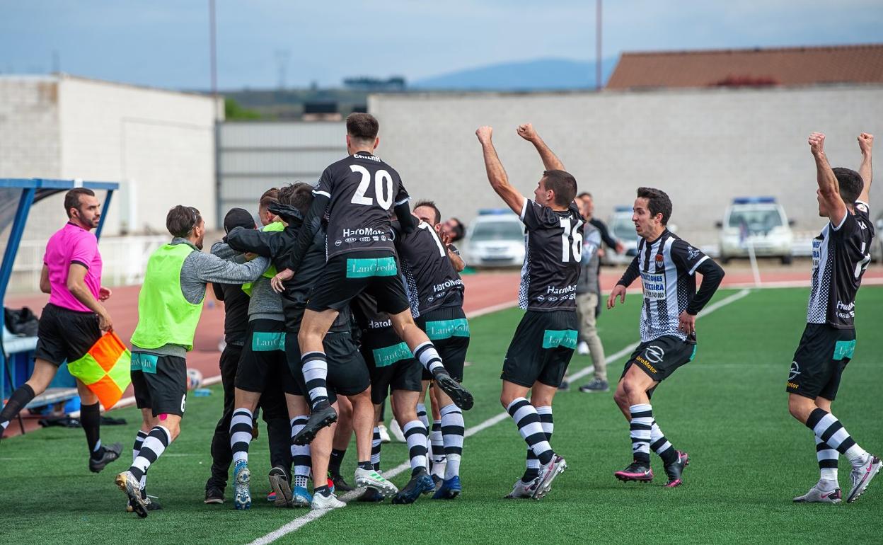 Jugadores del Haro Deportivo celebraban la victoria al término del encuentro ante el Portugalete. 