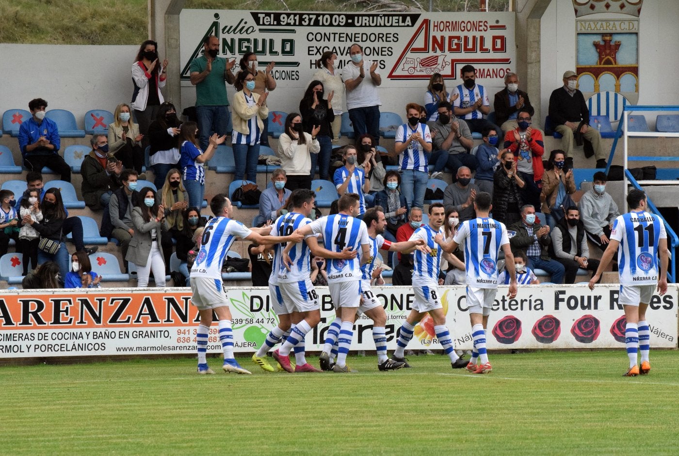 Los jugadores najerinos celebran uno de los goles anotados ayer ante el Anguiano. 