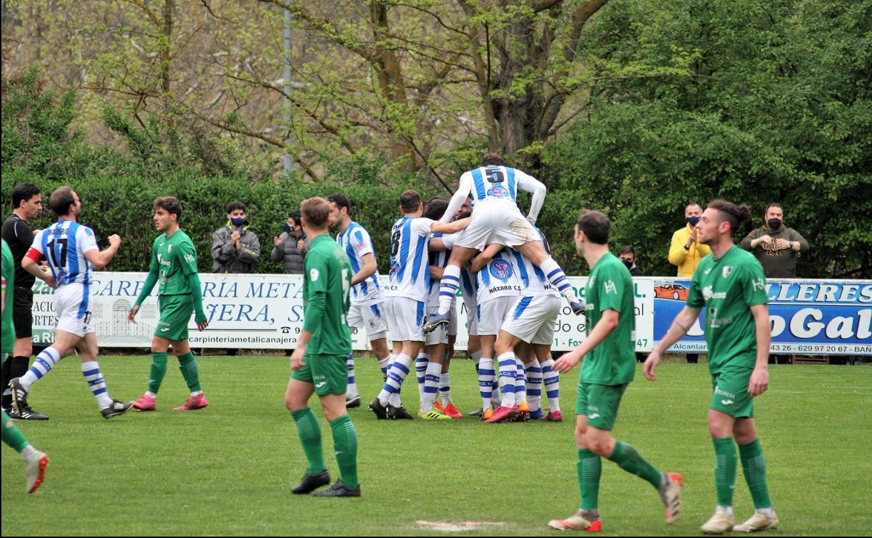 Los jugadores del Náxara celebran un gol en el partido que les enfrentó con el Alfaro. 