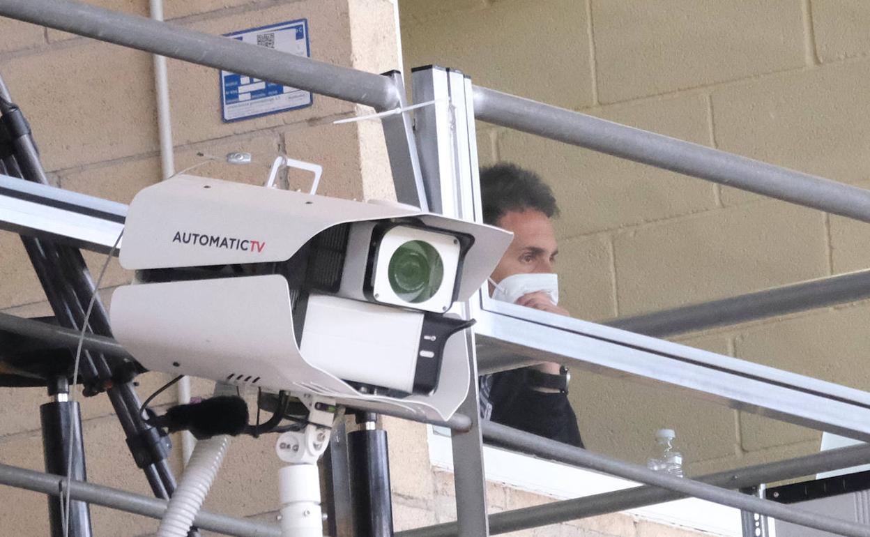 Sergio Rodríguez, sancionado, siguió el partido desde una cabina de prensa. 