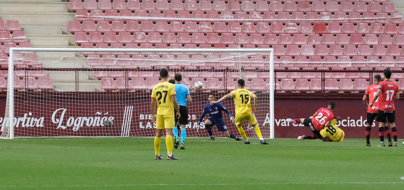 Fotos: Las imágenes de la dura derrota de la UD Logroñés ante el Girona