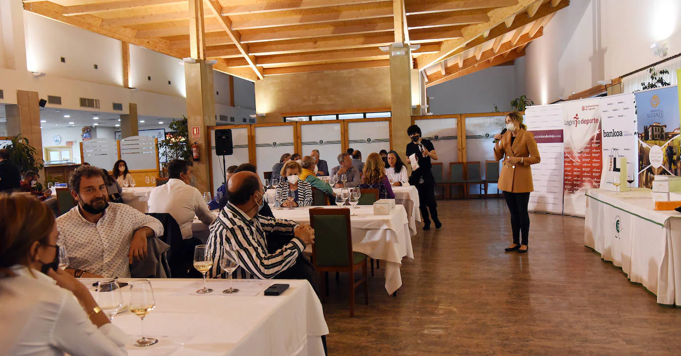 Tras la jornada de juego, los asistentes disfrutaron de la cata de dos vinos de Bodegas Altanza.