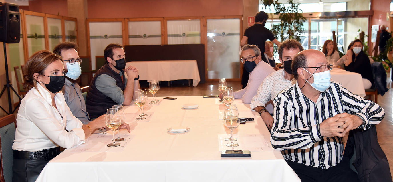 Tras la jornada de juego, los asistentes disfrutaron de la cata de dos vinos de Bodegas Altanza.