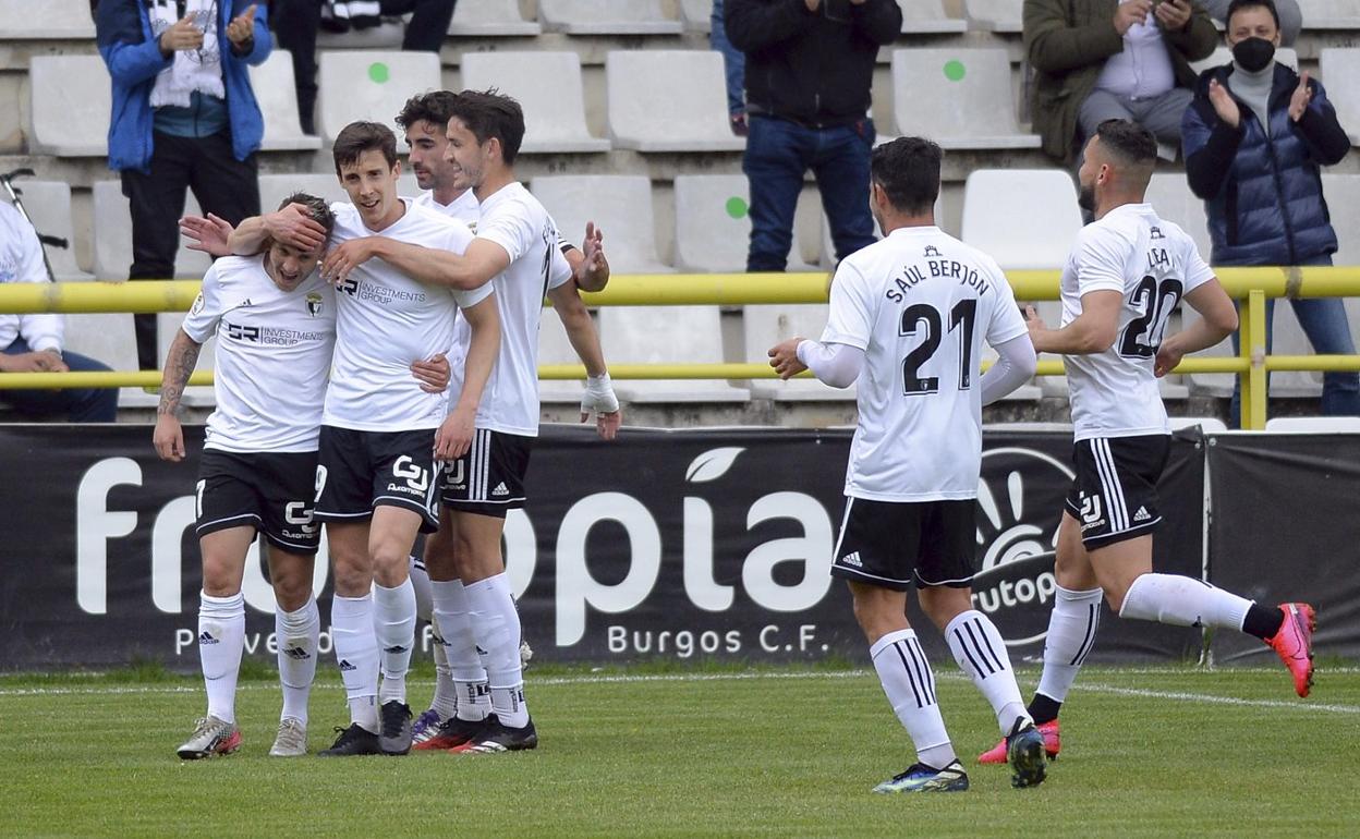 Los jugadores del Burgos celebran uno de los goles anotados en la segunda fase liguera. 