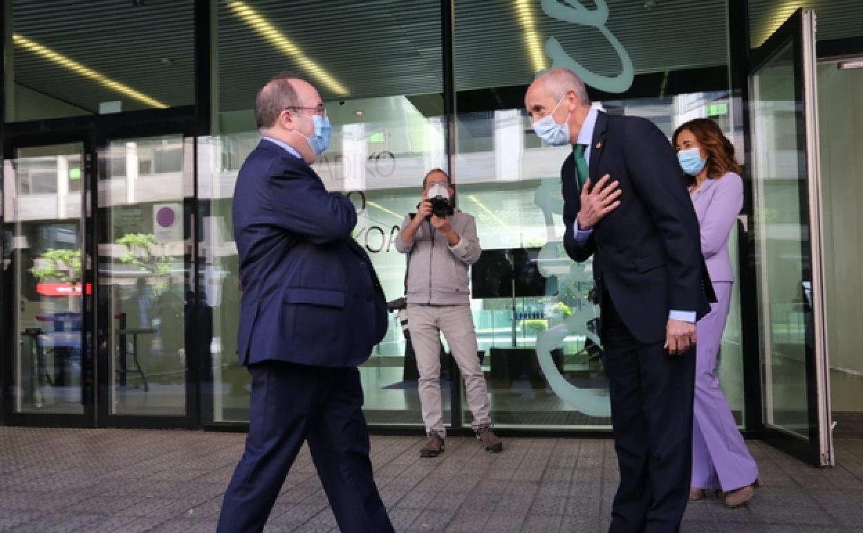 El ministro Miquel Iceta saluda a Josu Erkoreka a su llegada a la Comisión Mixta que se celebra en Bilbao. 