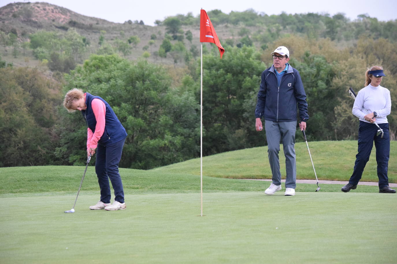 Los participantes en el torneo Bodegas Altanza de la Liga de Golf y Vino disfrutaron de un gran día de gol en El Campo de Logroño.