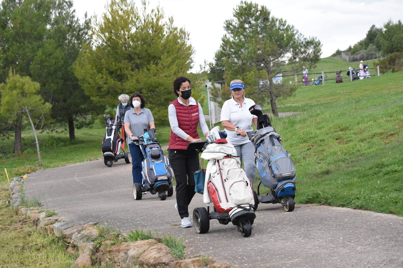 Los participantes en el torneo Bodegas Altanza de la Liga de Golf y Vino disfrutaron de un gran día de gol en El Campo de Logroño.