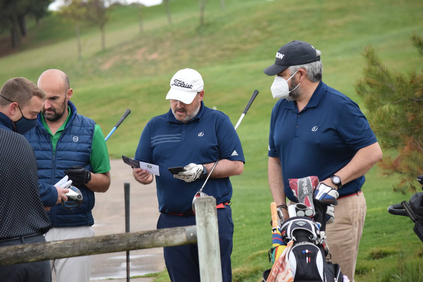 Los participantes en el torneo Bodegas Altanza de la Liga de Golf y Vino disfrutaron de un gran día de gol en El Campo de Logroño.